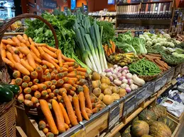 348-biocoop-marseille-grand-littoral-magasin-bio-carotte-poireau-legume-fruit-saison-local.webp
