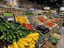 348-biocoop-marseille-grand-littoral-magasin-bio-courgette-jaune-vert-poivron-legume.webp