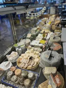 348-biocoop-marseille-grand-littoral-magasin-bio-fromage-chevre-laitage-coupe.webp