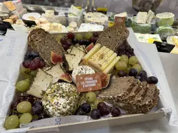 348-biocoop-marseille-grand-littoral-magasin-bio-planche-fromage-raisin-pain.webp