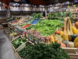 348-biocoop-marseille-grand-littoral-magasin-bio-salade-radi-courge-legume.webp
